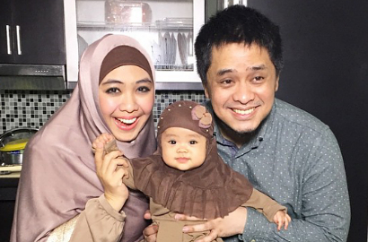 Subhanallah, Oki Setiana Dewi Tarawih Sambil Gendong Putrinya