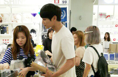 Fans Ngakak Lihat Minho Beli Merchandise SHINee Bergambar Wajahnya