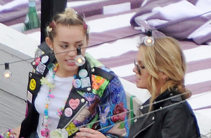 Biseksual, Miley Cyrus Kini Pacari Model Cantik Victoria's Secret Ini?