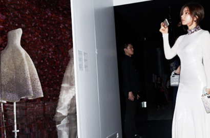 Glamornya Shin Se Kyung, Tiffany, Yong Hwa cs di Opening Pameran Dior