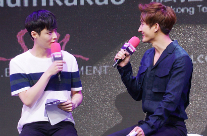 Kerennya Lay-Zhou Mi Jadi MC SUPER STAR SMTOWN Tiongkok
