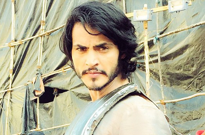 Fans Histeris Ravi Bhatia 'Salim' Kibas-Kibaskan Rambut Panjang