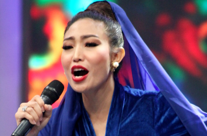 Duh, Mata Ayu Dewi Cedera Akibat Semprotan Saat Live 'Ngabuburit'