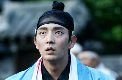 Dramatisnya Lee Jun Ki Berubah Jadi Vampir di 'Scholar Walks the Night'