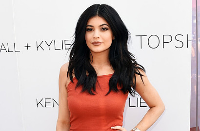 Kylie Jenner Tanggapi Isu Operasi Perbesar Payudara
