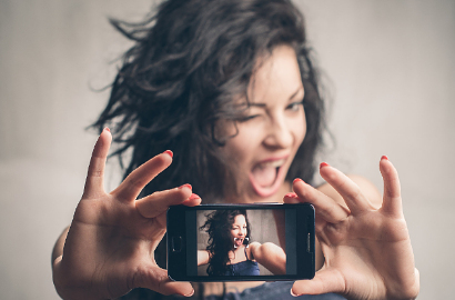 Bukan Editan, Gadis Ini Foto Selfie Bareng 3 Kuntilanak Sekaligus