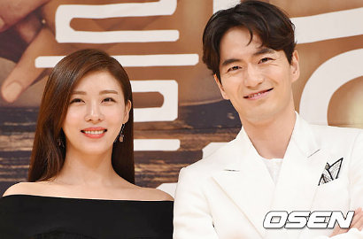 Manisnya Lee Jin Wook dan Ha Ji Won Saling Puji  untuk 'Time We Were Not In Love'