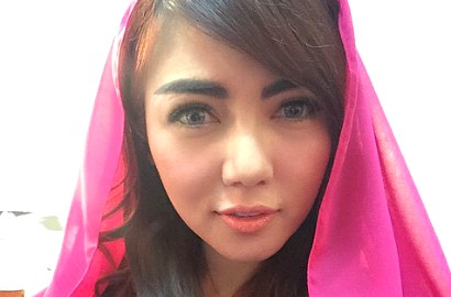 Pakai Kaftan dan Hijab Kuning, Bella Shofie Diledek Mirip Minion