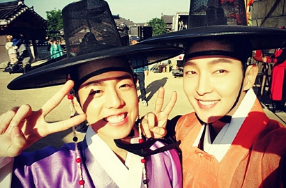 Intip Adegan Penting Lee Hyun Woo dengan Lee Jun Ki di 'Scholar Walks the Night'