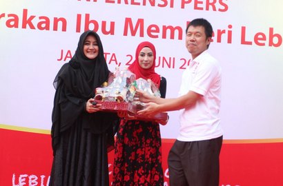 Umi Pipik dan Annisa Tri Hapsari Berbagi Lewat 'Gerakan Ibu Memberi'