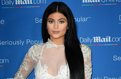 Ingin Selfie Sempurna, Sekali Foto Kylie Jenner Pose Sampai 500 Kali