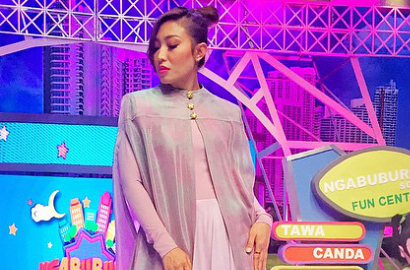 Ayu Dewi Dapat Hadiah Bunga Pasca Cedera Syuting di 'Ngabuburit' Trans TV