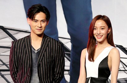 Vic Zhou Diskusi Serius dengan Wang Luodan di Foto 'Detective Gui'