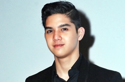 Foto Al Ghazali Pakai Anting Hitam Bikin Fans Berebut Jadi Istrinya
