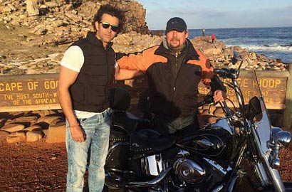 Liburan Bareng, Hrithik Roshan Macho Pose Bersama Anak-anak