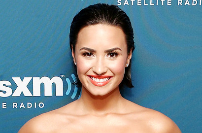 Demi Lovato Seksi Pakai Swimsuit di Cover Single 'Cool for the Summer'