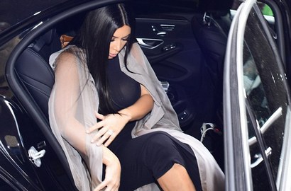 Kim Kardashian Tetap Pede Pakai Baju Terawang Tanpa Bra