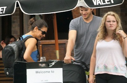 Makan Bersama, Ashton Kutcher dan Mila Kunis Rahasiakan Wajah Bayinya