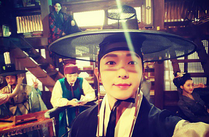 Lee Jun Ki Cs Ceria Syuting 'Scholar Walks the Night' di Musim Panas