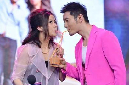 Vicki Zhao dan Huang Xiaoming Ciuman Mesra di 'Hollywood Adventures'