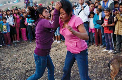 Parah, di Meksiko Wanita Berkelahi Hingga Berdarah untuk Panggil Hujan