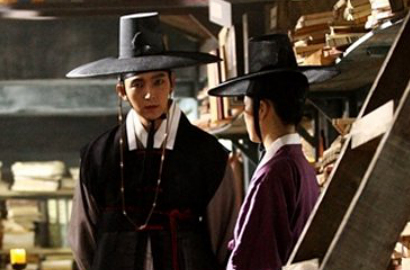 'Scholar Walks the Night' Rilis Foto Pertemuan Lee Jun Ki dan Yu Bi