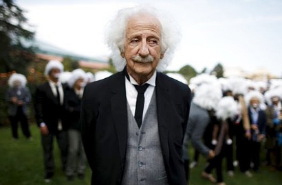 Wow, 300 Lebih Fans Mirip Albert Einstein Pecahkan Rekor Demi Amal