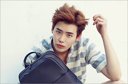 Habiskan Banyak Waktu di Rumah, Lee Jong Suk Jadi Rajin Bersih-Bersih