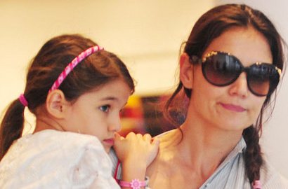 Katie Holmes Liburan Bersama Suri Tanpa Ditemani Tom Cruise