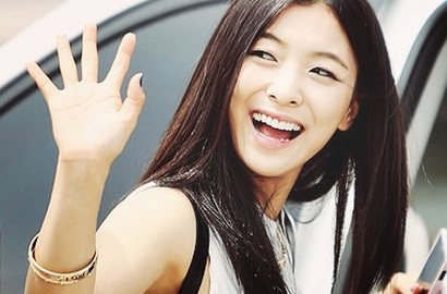 Tak Terpengaruh Sulli, Luna f(x) Santai Foto Bareng Saudara Kembarnya