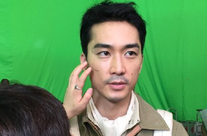 Song Seung Heon Pamer Foto untuk Film Perang 'Da Hong Zha'