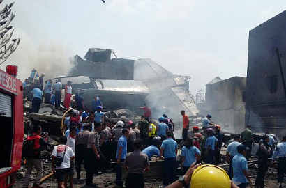 Pesawat Hercules Jatuh di Jalan Raya di Medan Timpa Rumah Warga