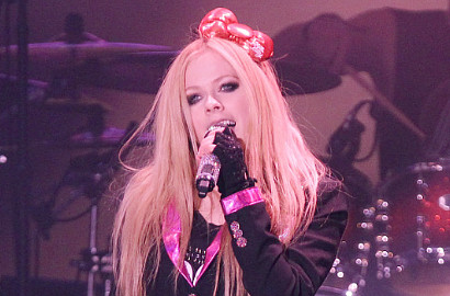 Avril Lavigne Menangis Saat Curhat Soal Penyakit yang Dideritanya