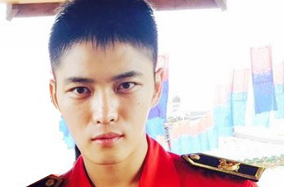 Bikin Iri, Fans Ini Foto Bareng Jaejoong JYJ Pakai Seragam Band Militer
