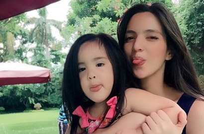 Pamer Foto Baru, Nia Ramadhani Cantik Bagai Seorang Lady dari Eropa