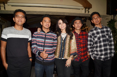Geisha Libur Manggung Saat Lebaran, Momo Bingung