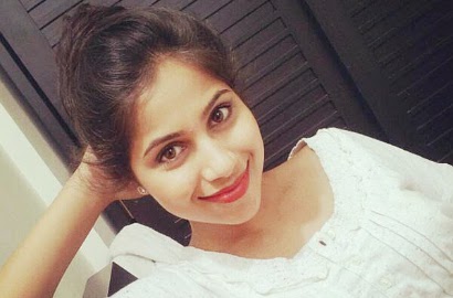 Cantik dan Seksi, Veebha Anand 'Subhadra' Suka 'Selfie Ranjang'