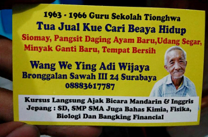 Mantan Guru Senior, Kakek Ini Tak Malu Jual Roti di Pinggir Jalan