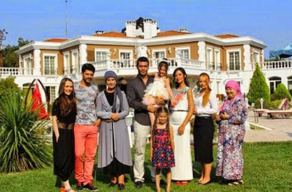 Intip Pesona 4 Aktor Tampan di Serial 'Elif'