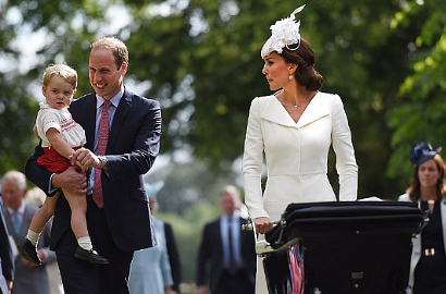 Lucunya Putri Charlotte saat Pembaptisan Ditemani Pangeran George