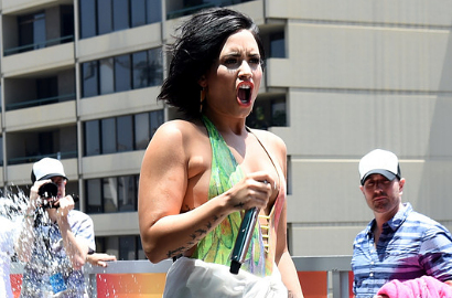 Demi Lovato Jatuh ke Kolam Saat Bawakan 'Cool for the Summer'