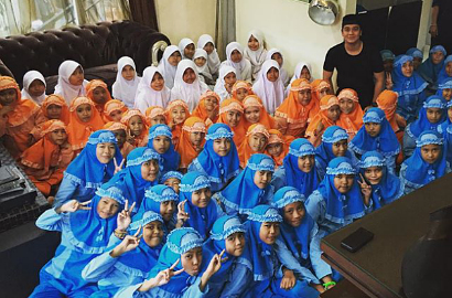 Gelar 100 Hari Meninggalnya Olga, Billy Syahputra Menangis