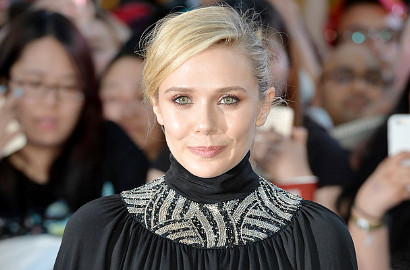 Ups, Gaun Elizabeth Olsen Tertiup Angin Saat Hadir di Acara Miu Miu Paris