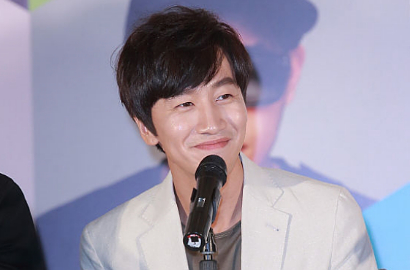 Lee Kwang Soo Pamer Otot Perut Seksi di Fan Meeting 'Running Man'
