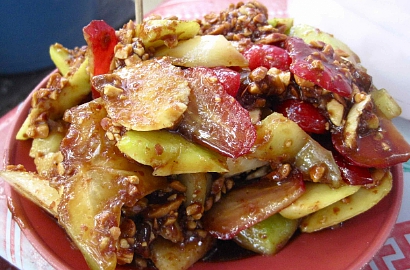 Kocaknya Tukang Rujak Buah Ini Jualan Sambil Beri Bonus Goyang