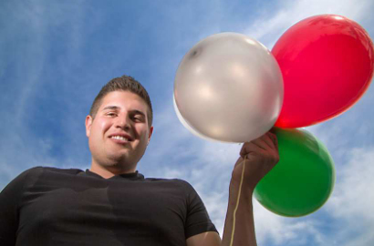Seperti di Film 'Up', Pria Ini Terbangkan Diri dengan Balon Helium