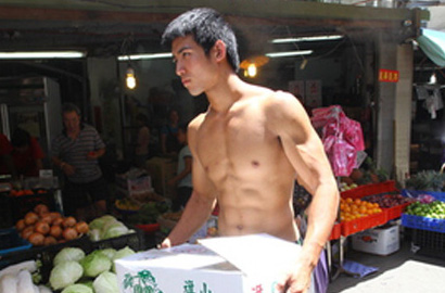 Lupakan Tukang Tahu, Ada Penjual Buah Super Seksi di Taiwan