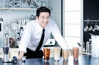Gong Yoo 'Coffee Prince' Nikmati Segarnya Kopi di Foto Iklan 'Maxim'