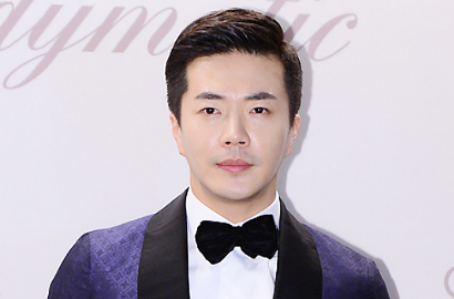 Kwon Sang Woo Rukun dengan Lawan Main di Foto-Foto 'The Detective'