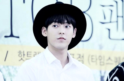 Minhyuk BTOB Santai Celananya Robek Saat Tampilkan 'It's Okay'